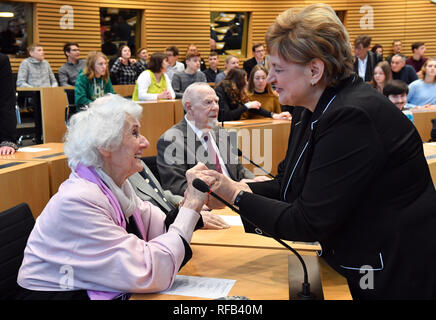 Erfurt, Allemagne. 25 Jan, 2019. Birgit Diezel (r), Président de l'État, le Parlement parle à Eva Pusztai, qui ont survécu à l'camp de concentration de Buchenwald, avant une heure de commémoration dans le Parlement de l'état de Thuringe. Les politiciens et les citoyens se souvenir des victimes du national-socialisme. Trois survivants du camp de concentration de Buchenwald. Le 27 janvier il y aura d'autres événements dans le pays pour marquer la Journée internationale de commémoration des victimes de l'Holocauste. Crédit : Martin Schutt/dpa-Zentralbild/dpa/Alamy Live News Banque D'Images