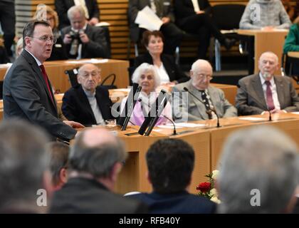 Erfurt, Allemagne. 25 Jan, 2019. Bodo Ramelow (Die Linke, l), premier ministre de la Thuringe, parle à une heure dans le parlement de Thuringe. Les politiciens et les citoyens se souvenir des victimes du national-socialisme. Trois survivants du camp de concentration de Buchenwald. Le 27 janvier il y aura d'autres événements dans le pays pour marquer la Journée internationale de commémoration des victimes de l'Holocauste. Crédit : Martin Schutt/dpa-Zentralbild/dpa/Alamy Live News Banque D'Images