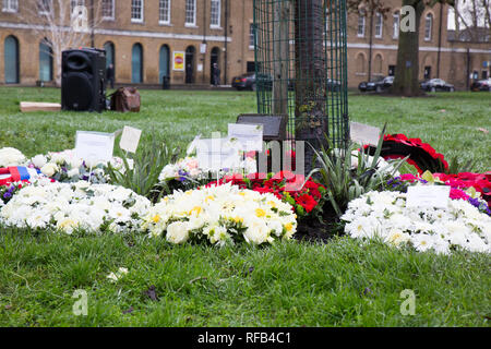 Londres, Royaume-Uni. 25 janvier, 2019. Les maires de Londres et des représentants de groupes Memorial et de déposer des couronnes de fleurs à l'Holocaust Memorial Tree et mémorial de guerre soviétique à l'extérieur de l'Imperial War Museum de Londres. Crédit photo : George Cracknell Wright/Alamy Live News Banque D'Images