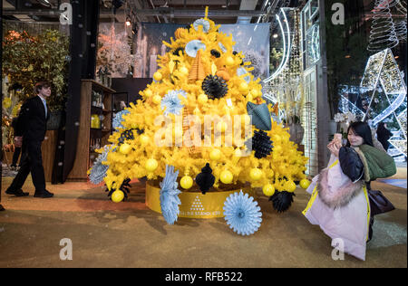 25 janvier 2019, Hessen, Frankfurt/Main : un arbre de Noël fait de plastique jaune peuvent être vus au salon Christmasworld foire commerciale. Plus de 1000 exposants du monde entier présenteront les tendances et idées de décoration pour Noël à la foire du 25 au 29 janvier 2019. Photo : Boris Roessler/dpa Banque D'Images