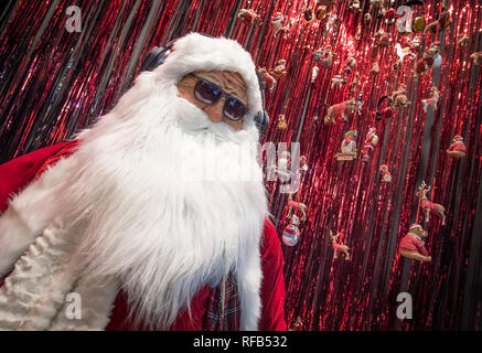 25 janvier 2019, Hessen, Frankfurt/Main : une figure du Père Noël avec des lunettes et des écouteurs est destiné à inspirer les visiteurs de la foire commerciale à nouveau salon Christmasworld tendances de décoration. Plus de 1000 exposants du monde entier présenteront les tendances et idées de décoration pour Noël à la foire du 25 au 29 janvier 2019. Photo : Boris Roessler/dpa Banque D'Images