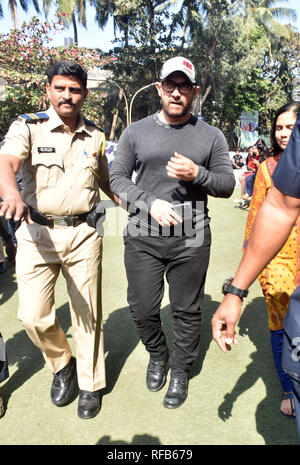 Mumbai, Inde. 24 Jan, 2019. L'acteur Aamir Khan repéré lors d'une projection spéciale du film 'Roshni Rubaru' à PVR, Juhu à Mumbai. Credit : Azhar Khan SOPA/Images/ZUMA/Alamy Fil Live News Banque D'Images