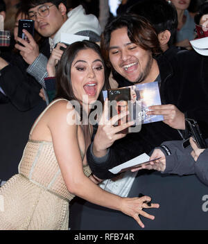 Séoul, Corée du Sud. 25 Jan, 2019. L'actrice Rosa Salazar (L'avant) interagit avec un ventilateur au tapis rouge pour son nouveau film 'Angel' Bataille Alita : tournée de promotion mondiale à Séoul, Corée du Sud, le 25 janvier 2019. Le film sortira en France le 5 février. Credit : Lee Sang-ho/Xinhua/Alamy Live News Banque D'Images