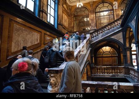 Glasgow, Renfrewshire, UK. 24 Jan, 2019. Membres du rallye vu aller à la réunion du conseil d'offrir la boîte et de rencontrer les conseillers municipaux au sujet de la situation.L'organisation qui s'appelle get Glasgow Déménagement ont organisé une manifestation à l'extérieur de la ville Chambres à Glasgow avant de remettre une boîte contenant 10 727 signatures pour les membres du Conseil, en disant que le transport ne doit pas être dans les mains de sociétés privées, mais dans le public. Crédit : Stewart Kirby/SOPA Images/ZUMA/Alamy Fil Live News Banque D'Images