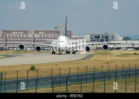 Francfort, Allemagne - May 09th, 2017 : Airbus A380 de Lufthansa à l'enregistrement D-AIMH se déplace sur la voie de circulation par camion de remorquage avant le départ de l'aéroport de FRA Banque D'Images