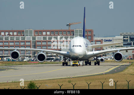 Francfort, Allemagne - May 09th, 2017 : Airbus A380 de Lufthansa à l'enregistrement D-AIMH se déplace sur la voie de circulation par camion de remorquage avant le départ de l'aéroport de FRA Banque D'Images