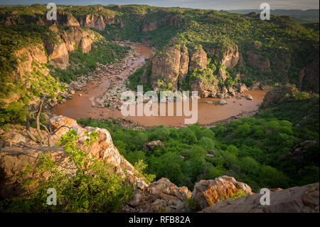 Lanner, gorge creusée par la rivière Luvuvhu, dans la région de Pafuri dans le nord du Parc National Kruger, est une superbe destination pour un sundowner safari Banque D'Images