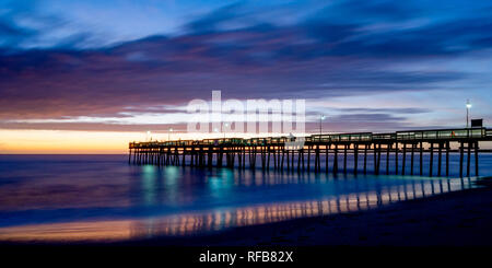 Beau, lever du soleil à Sandbridge Pier à Virginia Beach, Virginie Banque D'Images