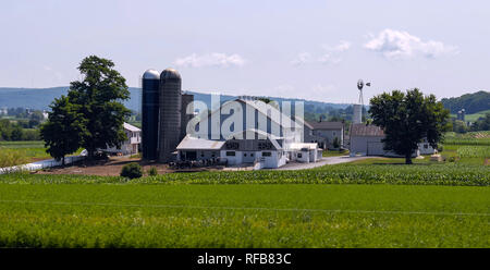 Amish Farm Paysage avec Silos et Grange sur une journée ensoleillée Banque D'Images