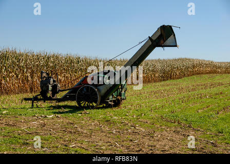 Matériel de récolte d'Amish coin sur le terrain sur une journée ensoleillée d'automne Banque D'Images