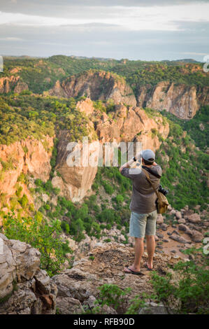 Lanner, gorge creusée par la rivière Luvuvhu, dans la région de Pafuri dans le nord du Parc National Kruger, est une superbe destination pour un sundowner safari Banque D'Images