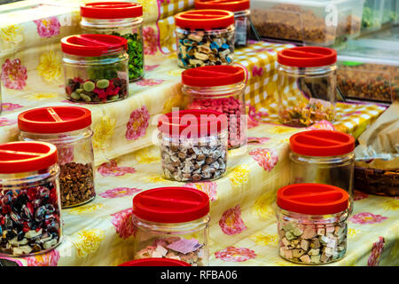 ROME, ITALIE - Le 4 janvier 2019 : Pots de bonbons en vente sur les étagères dans boutique italienne Banque D'Images