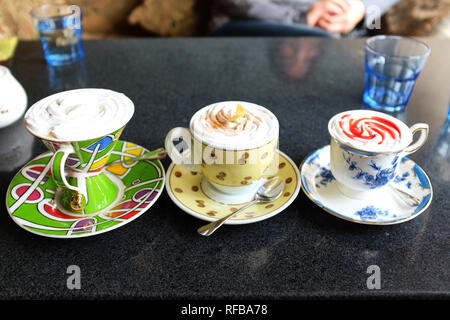 Glace Moka café mélangé à de la crème, de la confiture et éclats de chocolat sur une table Banque D'Images