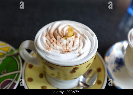 Glace Moka café mélangé à de la crème, de la confiture et éclats de chocolat sur une table Banque D'Images