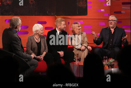 (De gauche à droite) l'hôte Graham Norton, Dame Judi Dench, Sir Kenneth Branagh, Daniel Gélin et Greg Davies pendant le tournage de The Graham Norton Show à BBC Television Centre 6 Studioworks, Wood Lane, Londres, pour être diffusé sur BBC One le vendredi soir. Banque D'Images