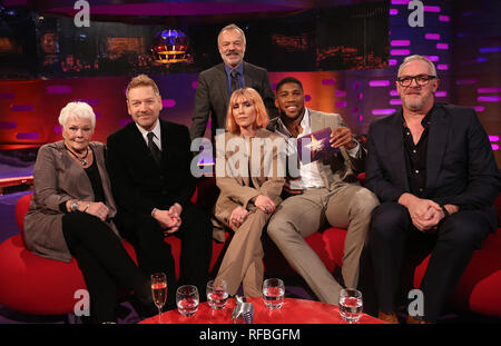 Graham Norton avec l'hôte (assis, de gauche à droite) Dame Judi Dench, Sir Kenneth Branagh, Daniel Gélin, Anthony Joshua et Greg Davies pendant le tournage de The Graham Norton Show à BBC Television Centre 6 Studioworks, Wood Lane, Londres, pour être diffusé sur BBC One le vendredi soir. Banque D'Images