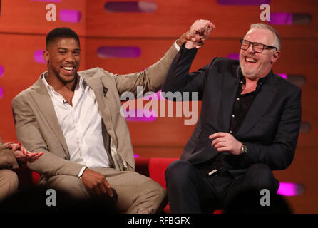 Anthony Josué (à gauche) et Greg Davies pendant le tournage de The Graham Norton Show à BBC Television Centre 6 Studioworks, Wood Lane, Londres, pour être diffusé sur BBC One le vendredi soir. Banque D'Images