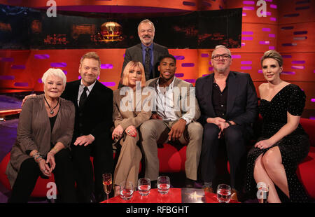 (De gauche à droite) l'hôte Graham Norton, Dame Judi Dench, Sir Kenneth Branagh, Daniel Gélin, Greg Davies et Claire Richards pendant le tournage de The Graham Norton Show à BBC Television Centre 6 Studioworks, Wood Lane, Londres, pour être diffusé sur BBC One le vendredi soir. Banque D'Images