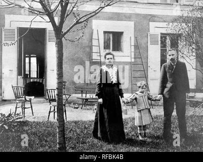 Marie Curie et son mari Pierre, avec leur fille Irène, dans le jardin de leur maison près de Paris. Circa 1898-1900. Banque D'Images