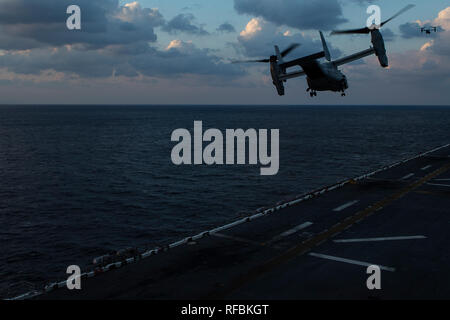 Une MV-22B avion à rotors basculants Osprey Maritime appartenant à l'escadron 262 à rotors basculants moyen (renforcée) prend pour le ciel pendant les opérations de vol à bord du navire d'assaut amphibie USS Wasp LHD (1), en cours dans la mer des Philippines, le 23 janvier 2019. Aviateurs navals avec VMM-262 (Rein), le composant à rotors basculants de la 31e unité expéditionnaire de marines de l'aviation de l'élément de combat, effectuer une grande variété de missions de l'aviation pour la 31e MEU, y compris le transport de troupes, lourd et ascenseur moyen, en soutien d'attaque et de reconnaissance aérienne. La 31e MEU, le Marine Corps' seulement continuellement de l'avant-déployés M Banque D'Images