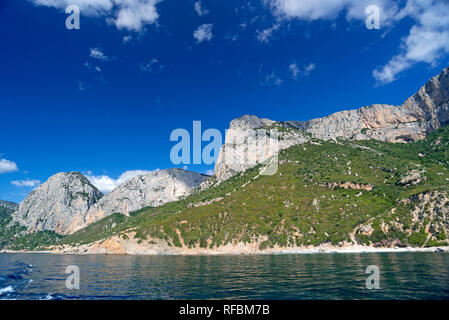 Côte escarpée sur Golfo di Orosei en Sardaigne, île, Italie Banque D'Images