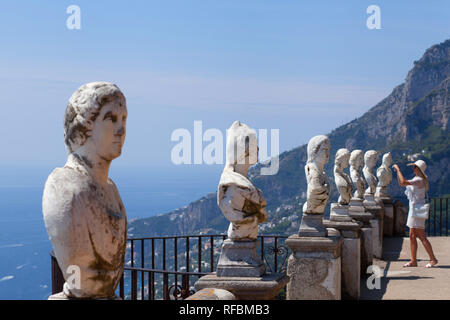 Dame prendre photo sur balcon de la Villa Rufolo à Ravello, Salerno, Italie. Banque D'Images