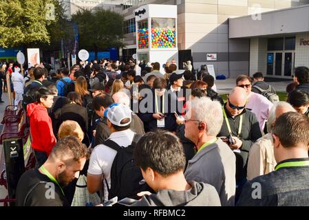 De longues lignes de prix, de la promotion de la machine gumball géant 'Hey Google' Google assistant à ces, plus gros consommateur mondial tech show, Las Vegas, USA Banque D'Images