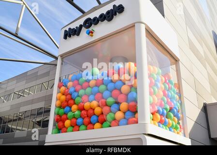 De longues lignes de prix, de la promotion de la machine gumball géant 'Hey Google' Google assistant à ces, plus gros consommateur mondial tech show, Las Vegas, USA Banque D'Images