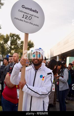 De longues lignes de prix, de la promotion de la machine gumball géant 'Hey Google' Google assistant à ces, plus gros consommateur mondial tech show, Las Vegas, USA Banque D'Images