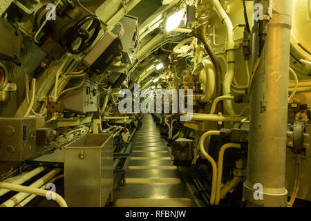 Une partie de la salle des machines du sous-marin nucléaire de la marine française de l'Herbaudière au musée maritime cité de la Mer à Cherbourg, France. Banque D'Images