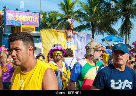 RIO DE JANEIRO - février 07, 2015 : Les Brésiliens en costumes de carnaval coloré se bousculent devant un camion de la musique à tue-tête le président d'un bloco street party. Banque D'Images