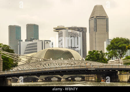 Singapour, en Asie du sud-est - 15 décembre 2018 : Esplanade - Theatres on the Bay skyline et bâtiments modernes du quartier des affaires urbaines sur la baie. Banque D'Images