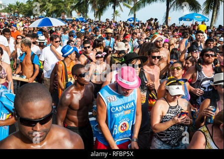 RIO DE JANEIRO - février 07, 2015 : carnaval brésilien festivaliers se bousculent pour l'espace avec les fournisseurs à une fête de rue Carnaval itinérant se déplaçant à la plage d'Ipanema. Banque D'Images