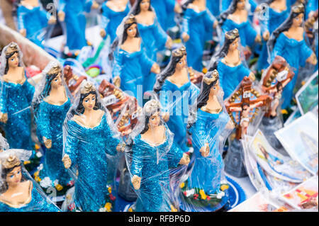 Figurines de souvenirs de la déesse Yemanja Yoruba se tenir sur l'affichage à l'étal d'un festival à l'assemblée annuelle dédiée à son à Salvador, Bahia, Brésil Banque D'Images