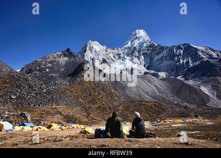 Couple à l'Ama Dablam, vallée du Khumbu, Népal, région de l'Everest Banque D'Images