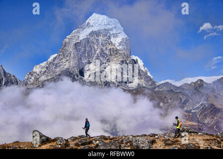 L'Ama Dablam s'élève au-dessus de la vallée du Khumbu, Népal, région de l'Everest Banque D'Images