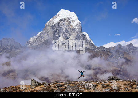 L'Ama Dablam s'élève au-dessus de la vallée du Khumbu, Népal, région de l'Everest Banque D'Images