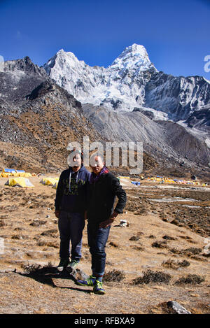 L'Ama Dablam s'élève au-dessus de la vallée du Khumbu, Népal, région de l'Everest Banque D'Images