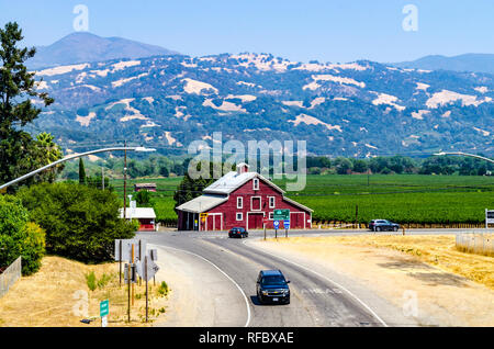 La route de Geyserville dans la Napa Valley de Californie avec une grange rouge bordé de vignes le long de la route 101 Redwood en Californie du Nord, USA Banque D'Images