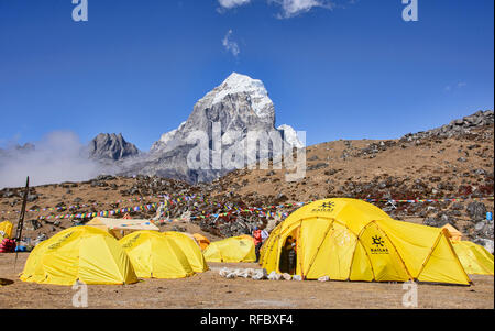 L'Ama Dablam s'élève au-dessus de la vallée du Khumbu, Népal, région de l'Everest Banque D'Images