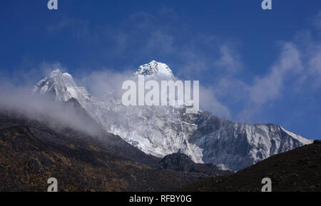 L'Ama Dablam s'élève au-dessus de la vallée du Khumbu, Népal, région de l'Everest Banque D'Images