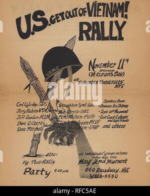 Affiche de l'annonce d'un rassemblement anti-guerre, intitulé "sortir du Vietnam ! Rallye," et doit avoir lieu le 11 novembre (Journée des anciens combattants) à l'université de Columbia, avec une image d'un piercing de bambou un USMC hat, et la silhouette menaçante d'une part l'augmentation du registre inférieur, publié à New York, pendant la guerre du Vietnam, 1965. () Banque D'Images