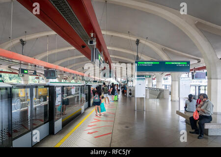 Singapour - janvier 2019. La station de MRT de Singapour et plate-forme avec des gens qui attendent. La MRT est un système de transport en commun rapide Banque D'Images