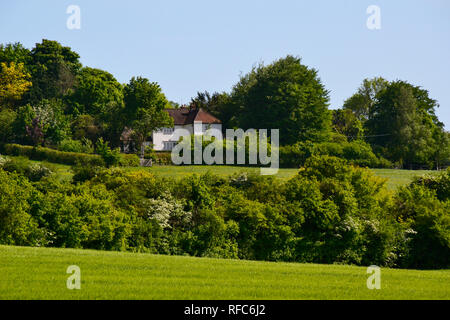 Cottage dans les collines près de la Brosse Hill Nature Reserve, Princes Risborough, España. Banque D'Images