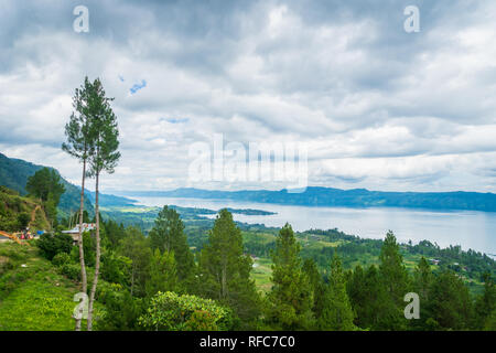 Lac Toba paysage dans un tuktuk, Sumattra Nord, l'Indonésie. Lac Toba est une destination touristique populaire à Sumatra, en Indonésie. Banque D'Images