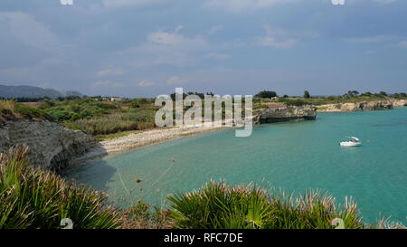 Amazing beach à la mer Ionienne, dans la province de Syracuse, en Sicile. La plage fait partie de la Réserve Naturelle Orientée Cavagrande. Banque D'Images