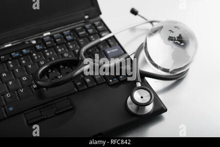 Globe en verre et d'un clavier informatique. Banque D'Images