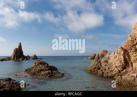 Les roches volcaniques spectaculaires à sirènes Reef (Arrecife de las Sirenas) à Cabo de Gata, en Andalousie, Espagne, Europe Banque D'Images