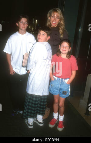 Los Angeles, CA - 5 novembre Auteur : Linda Thompson et fils Brandon Jenner et Brody Jenner assister aux 6e congrès annuel de l'événement de guilde Grandes Sœurs honore Carol Bayer Sager le 5 novembre 1993 à l'hôtel Beverly Hilton à Beverly Hills, Californie. Photo de Barry King/Alamy Stock Photo Banque D'Images