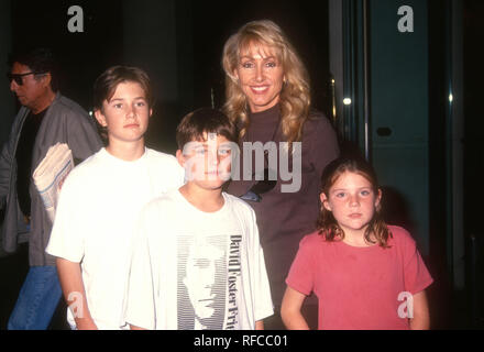 Los Angeles, CA - 5 novembre Auteur : Linda Thompson et fils Brandon Jenner et Brody Jenner assister aux 6e congrès annuel de l'événement de guilde Grandes Sœurs honore Carol Bayer Sager le 5 novembre 1993 à l'hôtel Beverly Hilton à Beverly Hills, Californie. Photo de Barry King/Alamy Stock Photo Banque D'Images